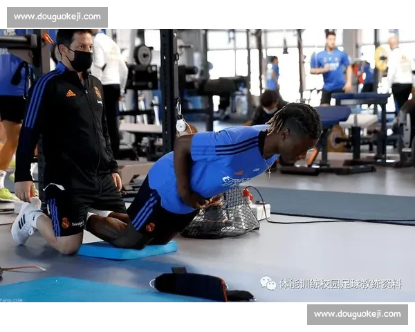 以体能教练为核心构建科学训练体系与运动表现提升新路径发展实践